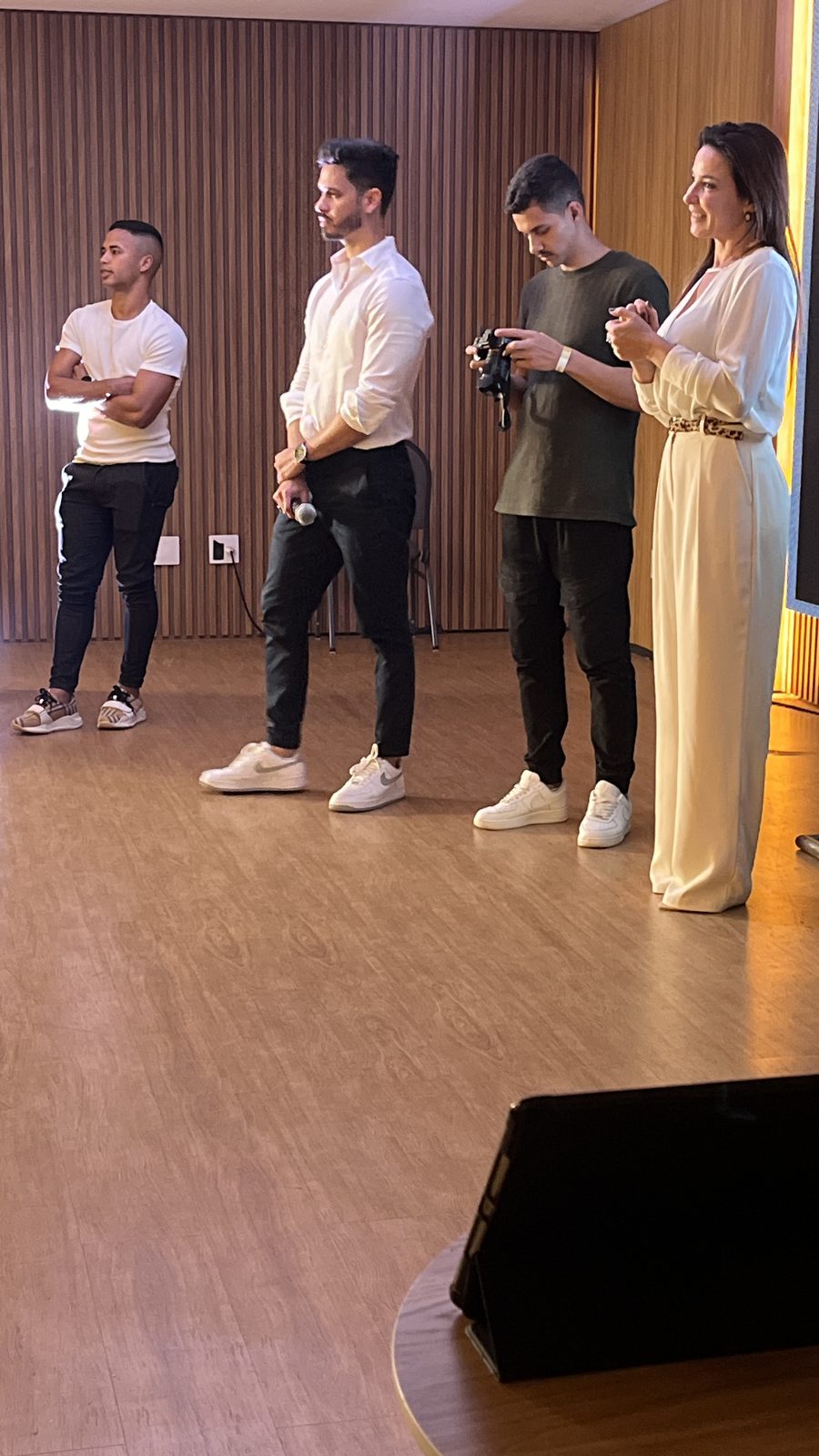 Filipe Sans no palco com convidados