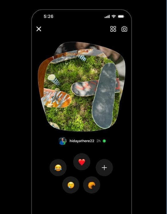 Tela do Instants mostrando reações em emoji a uma foto recebida